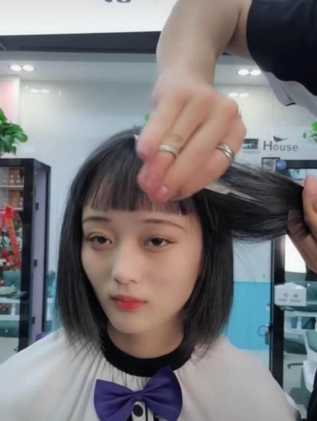 00后小美女短发显老态，接30厘米奶奶灰长发后，瞬间变童颜