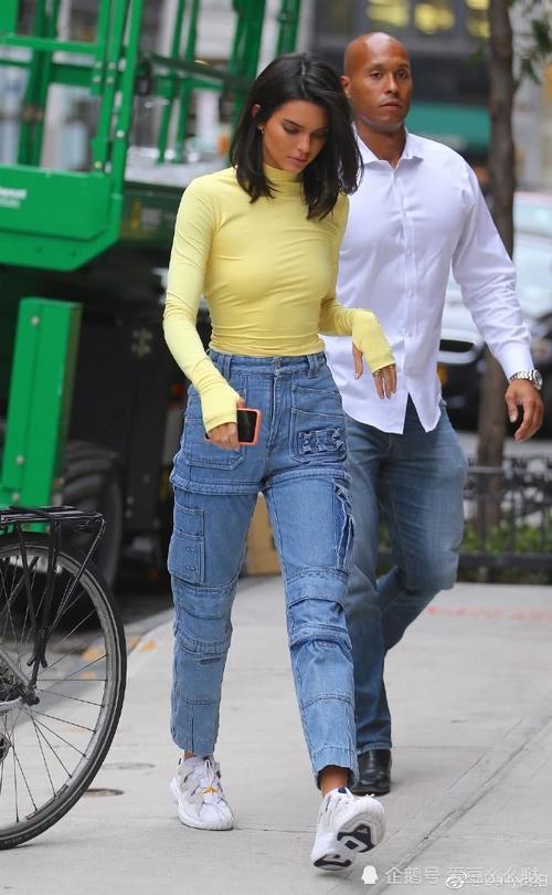 肯豆穿露背长袖真空出街，多兜的裤子会显的腿粗，模特也不例外