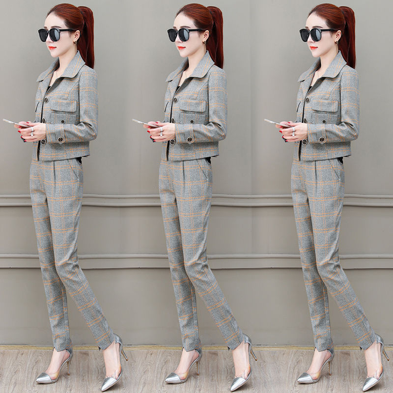 国庆出去玩，穿裙子不方便!新出的休闲套装+小白鞋，到哪都洋气