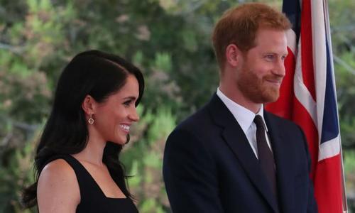 凯特最喜欢的设计师抨击梅根婚纱和发型，但梅根开心地接受建议！