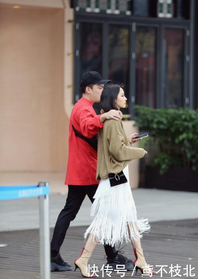  ＂p＂:＂1584151230＂街拍：美女长发飘飘，搭配一款白OL风格套装，尽显干练风范