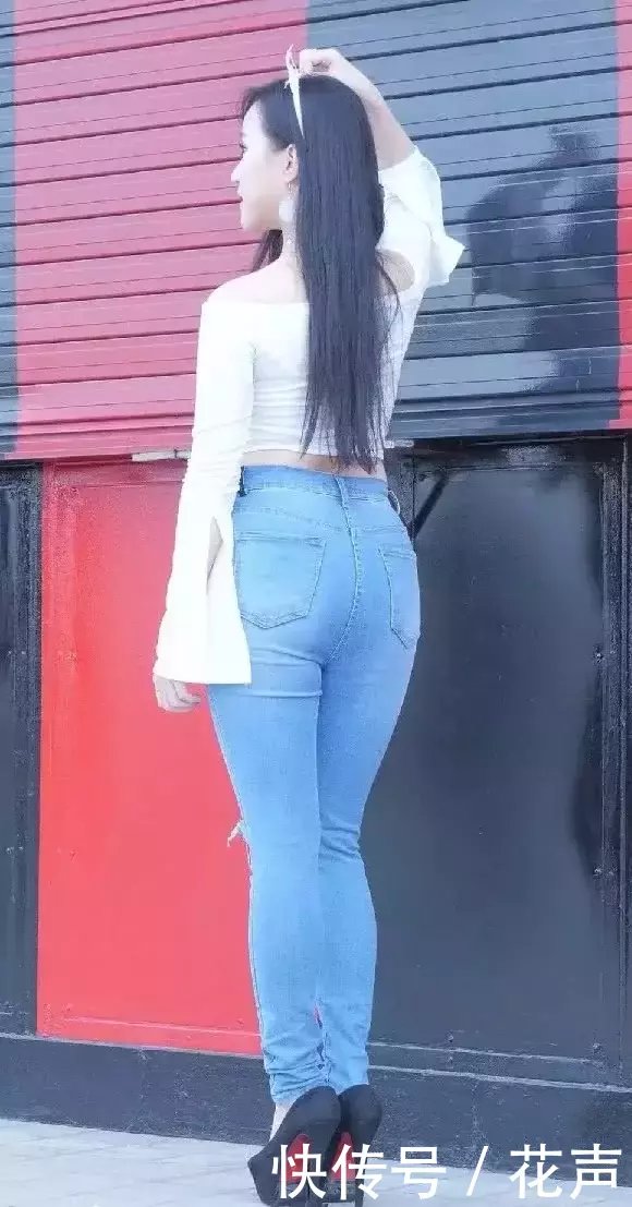 摄影：两位紧身牛仔裤美女站在一起