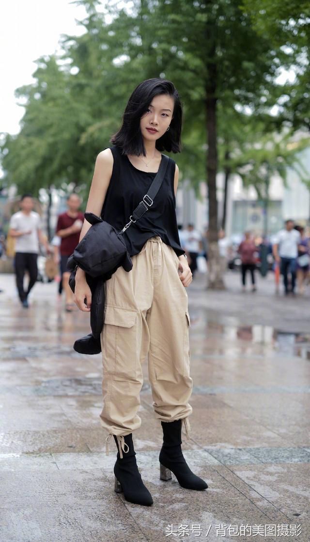 街拍路人，小姐姐身穿长款白色雪纺衫，怎么看都显得清新甜美