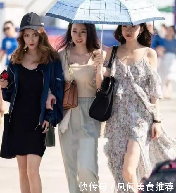  「气质」街拍气质清新的美女，一件黑色上衣配牛仔阔腿裤，气质唯美身姿