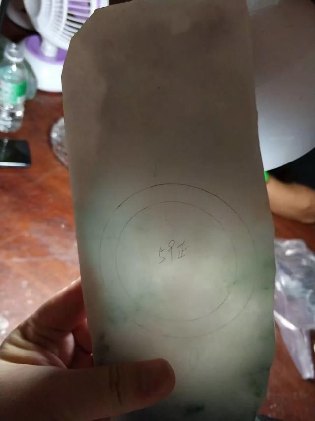 惊心动魄木那赌石，一刀切出8条飘花手镯，转手就卖100万！