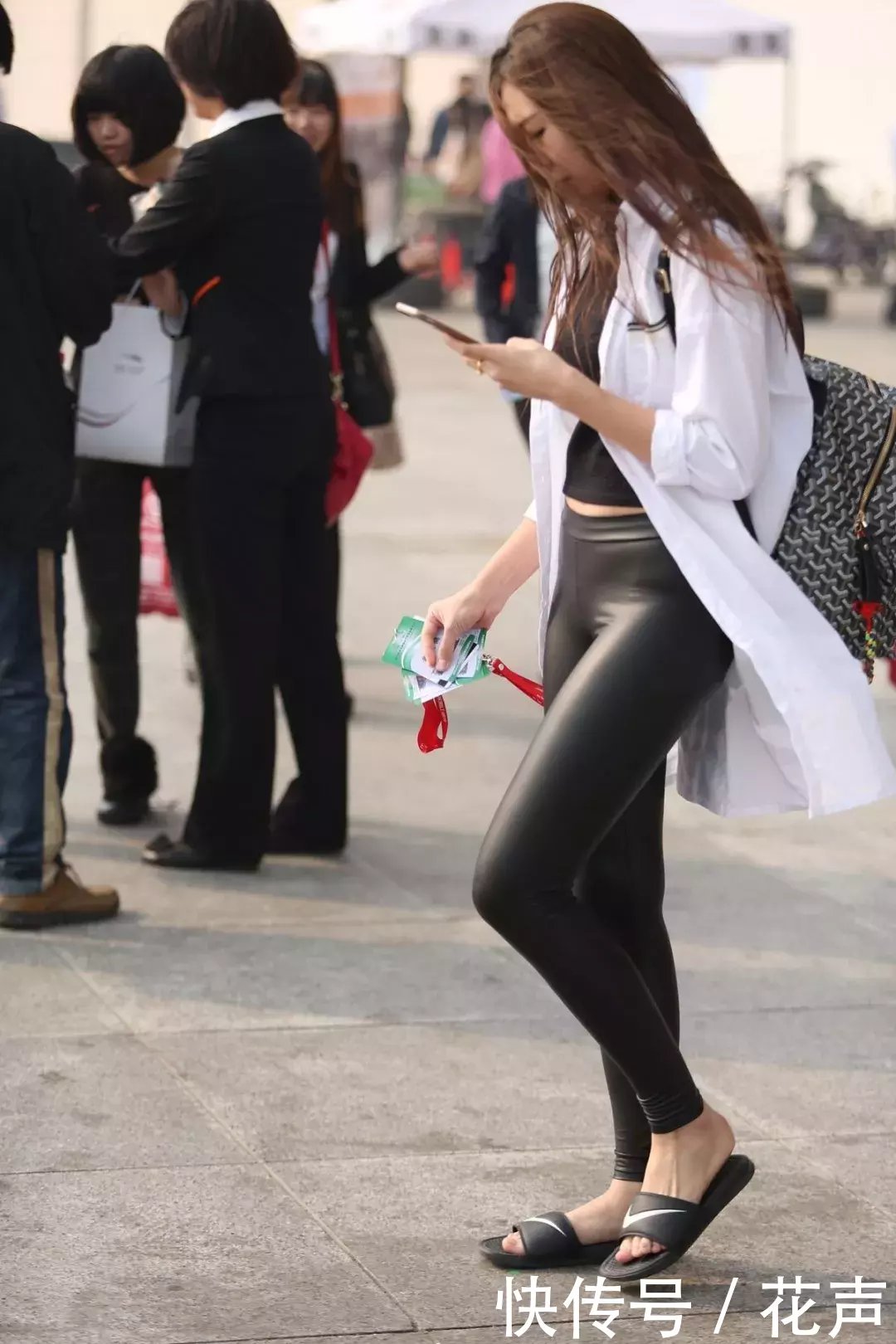 身影：紧身皮裤之美