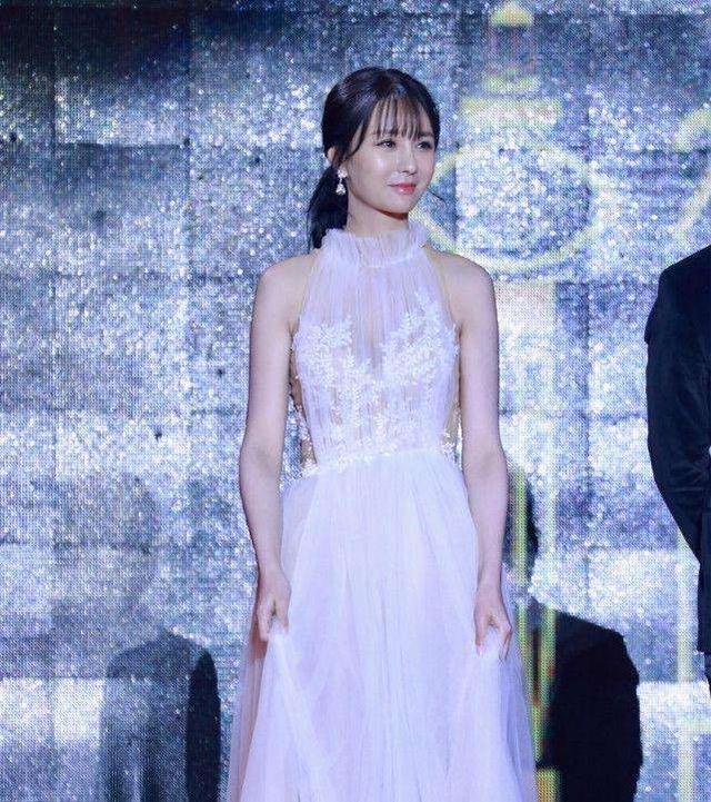 这还是沈梦辰吗？面部僵硬变鹰钩鼻，网友：再怎么整也做不了一姐