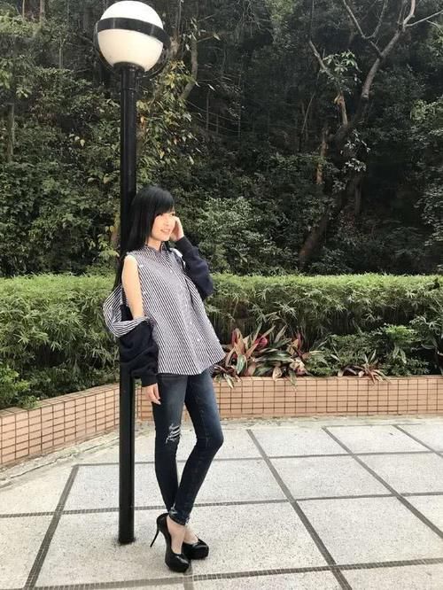 「 薄纱」少女感太强美得过分，周慧敏真有52岁？穿薄纱吊带连衣裙配长卷发