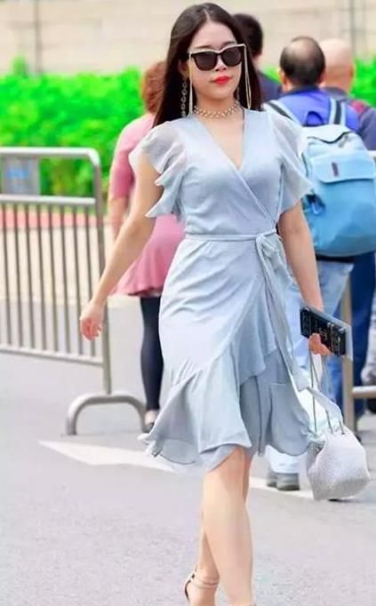 『短袖』街拍：面带笑容的美女，一件白色短袖配牛仔裤，时尚青春靓丽气质