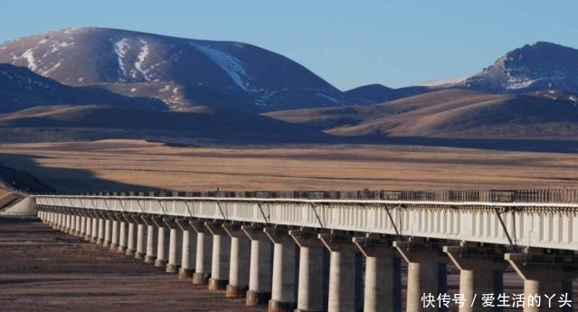 青藏铁路仅有一条轨道，两辆火车碰面该怎么办？答案很机智