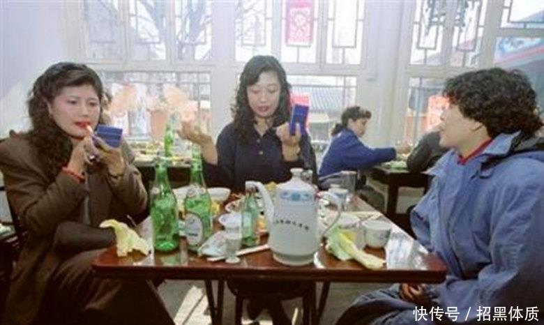  标配：90年代中国老照片图1女子烫头发、画口红，最后一张土豪标配！