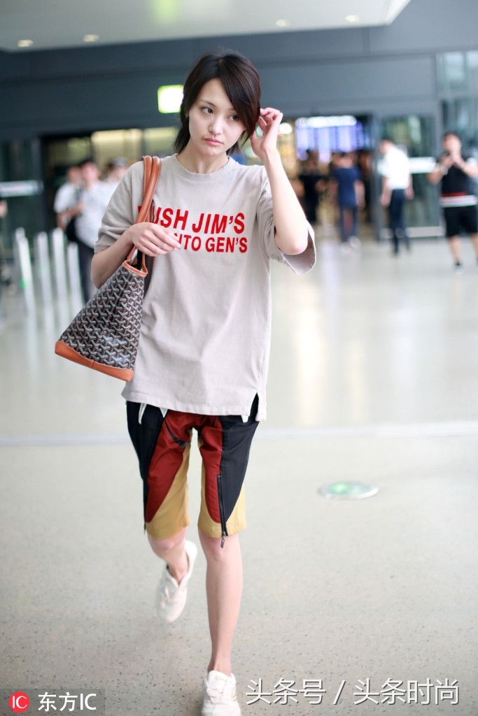 郑爽胸小但志气大 她穿的这些都超适合“飞机场”身材