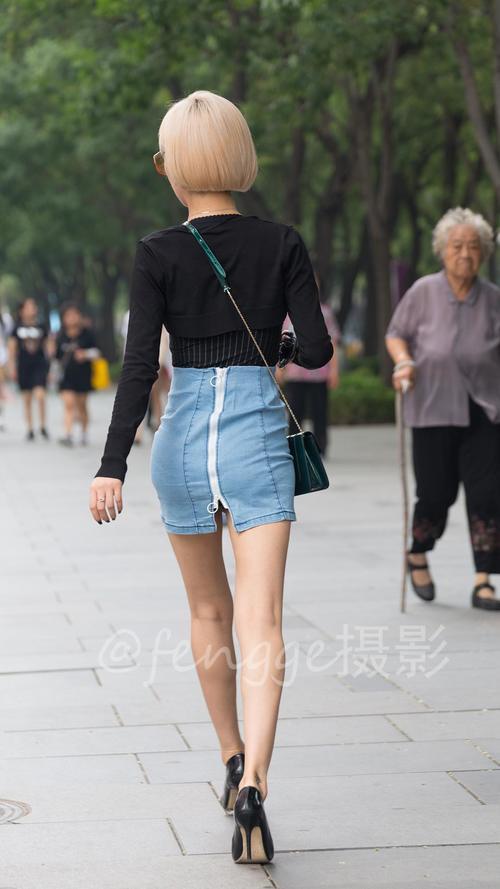 街拍: 偶遇著名网红小喵大宝, 猫步走起来不输T台大模