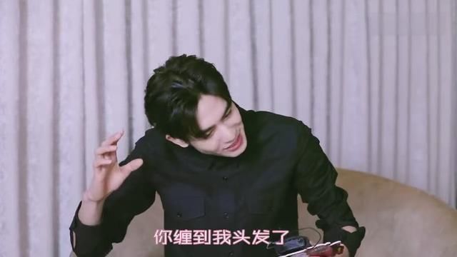 凤囚凰:宋威龙专访曝光关晓彤微信昵称,喊话周