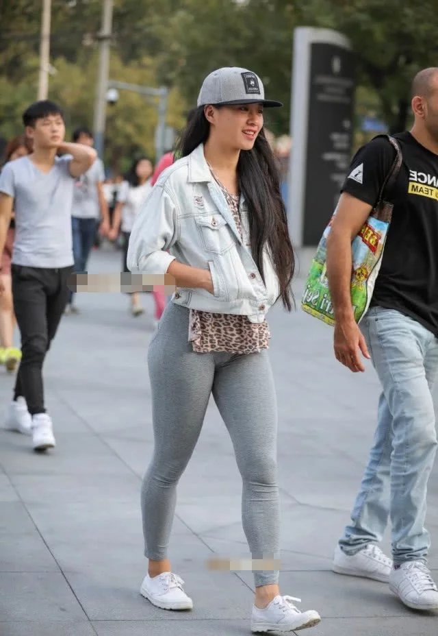 可爱小姐姐紧身裤勾勒浑圆的臀线，清纯的长相可爱又俏皮