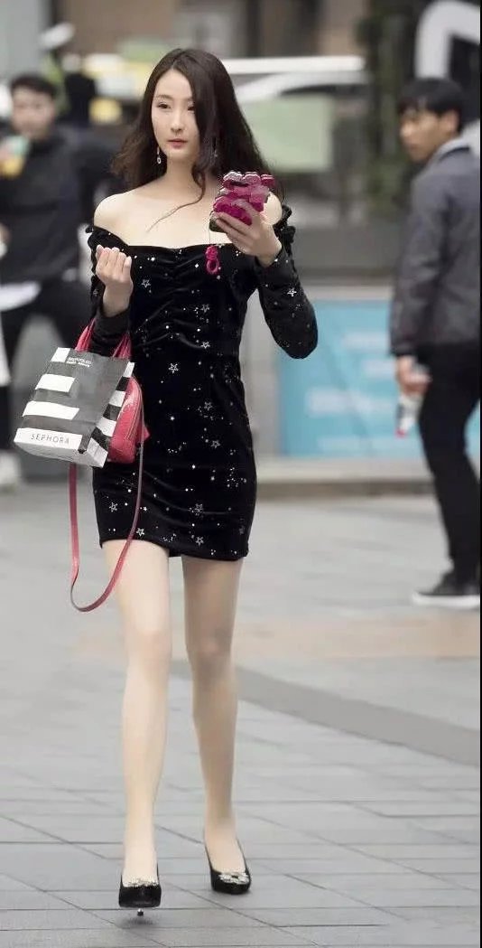 女神系小姐姐时尚抹胸短裙显苗条身材，肉丝配高跟十足女王范儿，