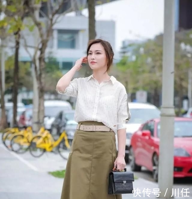 『天使』街拍,她有着天使般美丽面孔,衣着大方让人感受到最自然的美
