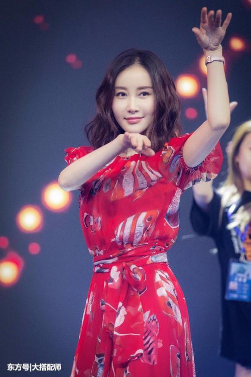舒畅及肩卷发年轻10岁，大红连衣裙美艳十足，小蛮腰羡煞网友