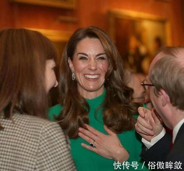  #女王#94岁女王一身绿裙春意盎然，撞色孙媳妇凯特王妃，丝毫不输时髦感