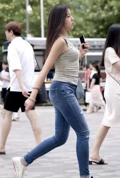 笑嫣然■街拍:语笑嫣然的美女,身穿粉红色套装,笑容甜美可爱