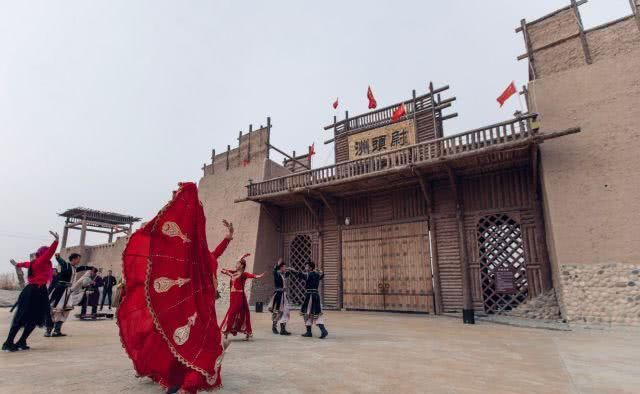 行走在人间仙境的巴楚红海景区