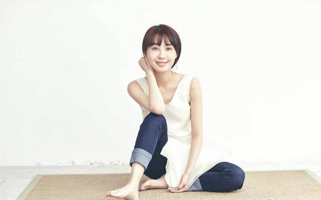 演员李菲儿，衣着显得身材超级性感，网友直呼超级吸睛！