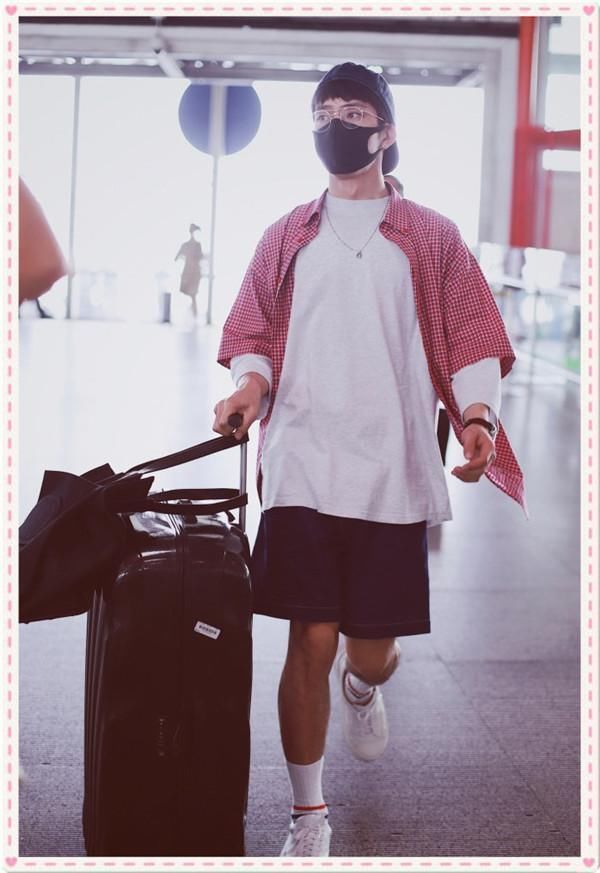 佩服井柏然！29岁穿粉衬衫竟比18岁吴磊还嫩，网友：真替倪妮可惜