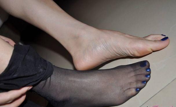 尖头细跟，简约中不失个性，配上白嫩细腻的美脚丫，更显女人味!