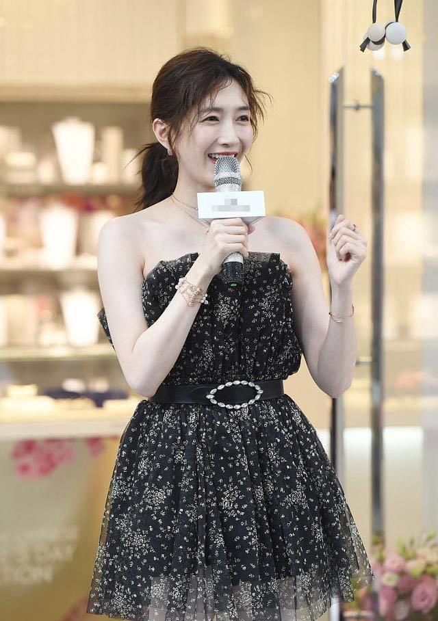 江疏影本就没什么腰线，还要穿这种裙，没有这根腰带还真不敢看!