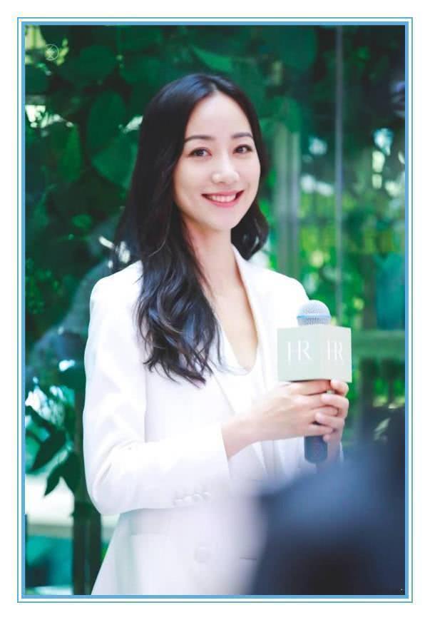 43岁赵薇穿白西装太霸气，35岁韩雪却不一样，网友：太仙气了