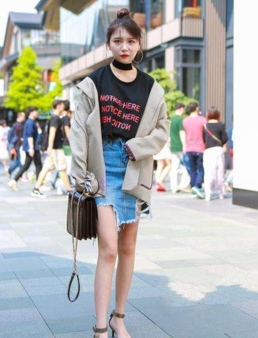 这样的身材堪称完美，美女的五官非常的立体，非常有欧美范的感觉