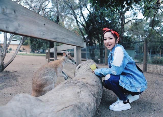 邓紫棋摆脱皮裤，一身休闲装逆袭成女神，网友:是初恋的感觉!