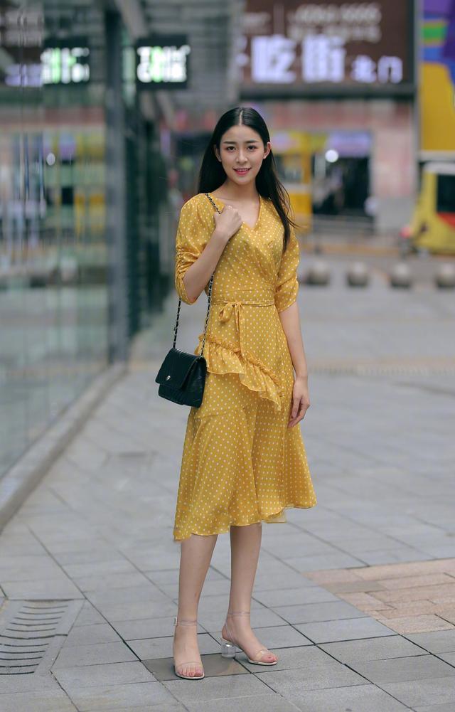 路人街拍，小姐姐身穿黑色紧身的低领露脐的短袖，很有视觉冲击力