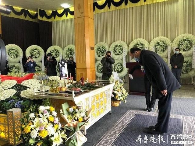  「殡仪馆」送别英雄李弦｜鞠向群、赵斌等有关负责人到殡仪馆凭吊