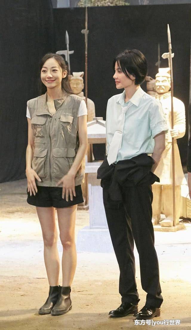 在王菲面前，韩雪再高雅的气质也被淹没了，这身打扮像个乡下人!