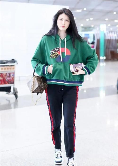  「春天」女生春天穿卫衣，一定要避开的“3种”款式，寒酸没档次很难看