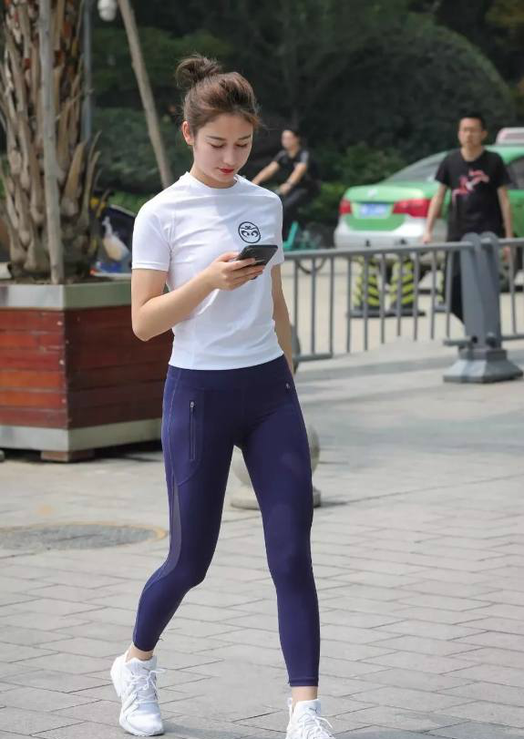 街拍，身材有料的紧身裤美女，一举一动太撩人