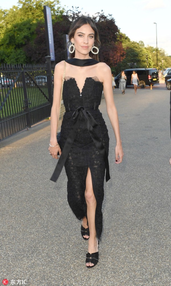 夏季都在穿得连衣裙 搭配这双鞋才能舒适又时髦