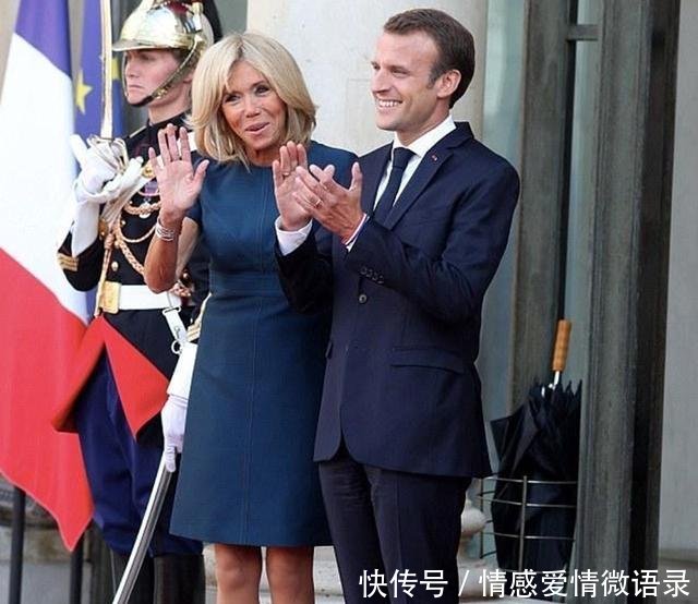 65岁法国第一夫人迎接球员，被总统护在怀中，一双美腿太吸睛！