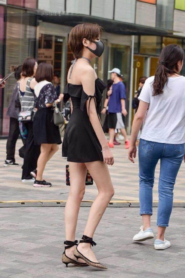 黑色抹胸裙, 优雅中透着神秘, S曲线尽显身材, 不“吸睛”才怪!