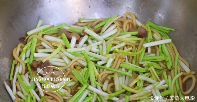 【冬天】冬天最该吃的菜,下饭杀菌,遇热即熟,和粉条一起烧,给啥也不换!