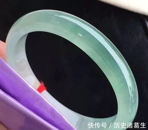  『气质』30上下的女人想要有气质，戴什么翡翠好？一定要选它！