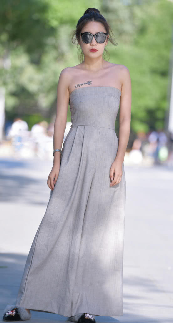 婴儿肥小姐姐束胸连衣裙勒的喘不过气，肥而不腻，回眸一笑迷倒一