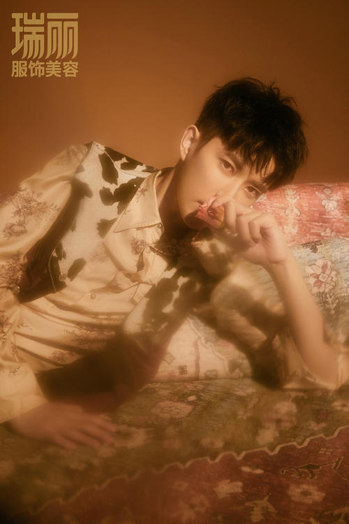 于朦胧杂志大片曝光 “水仙少年”玩转秋日光影变幻