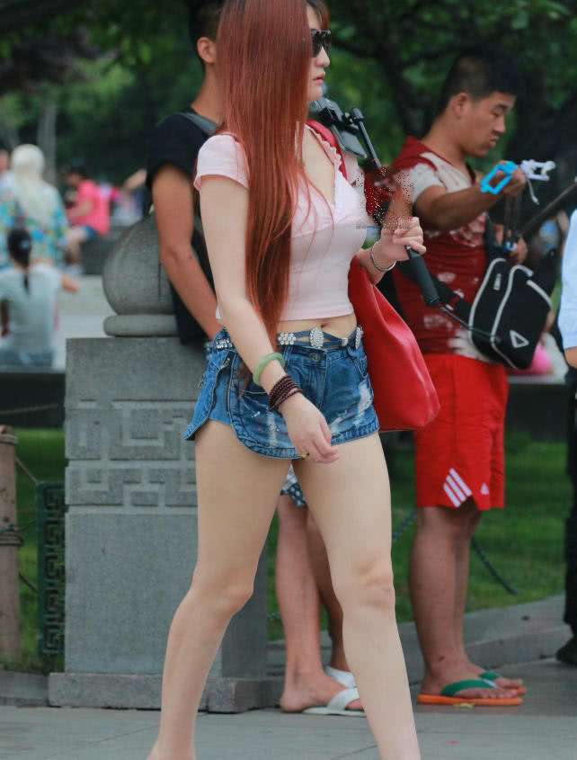 丰腴小姐姐紧身衣裹出呼之欲出的圆润曲线,身后玩芭比的小哥很抢