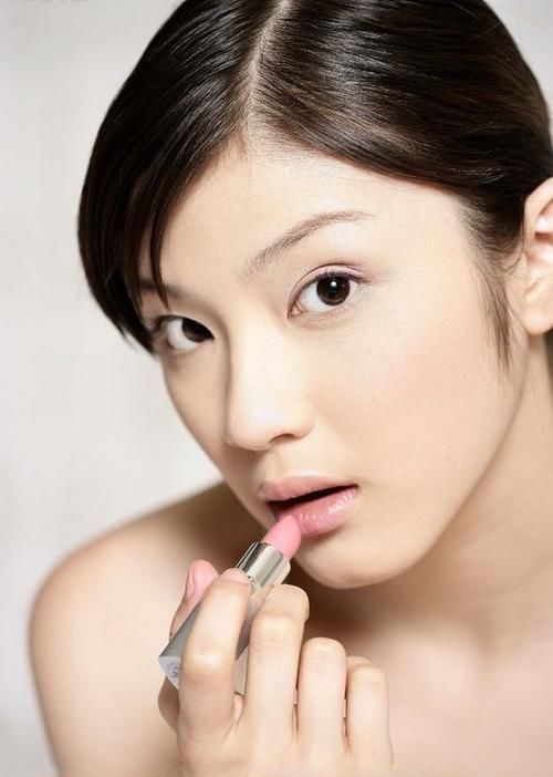  『试试』嘴唇不好看，那就试试咬唇妆吧，立马变成樱桃小嘴！