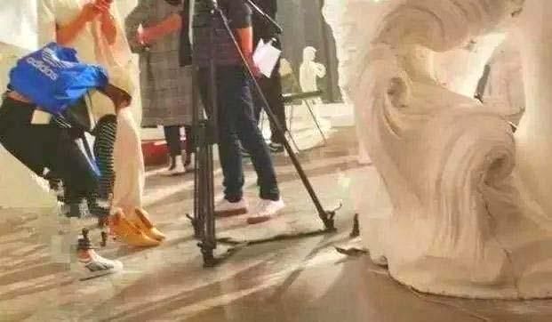 片被曝刘涛让助手这样服侍她，网友愤怒，真相后被澄清！