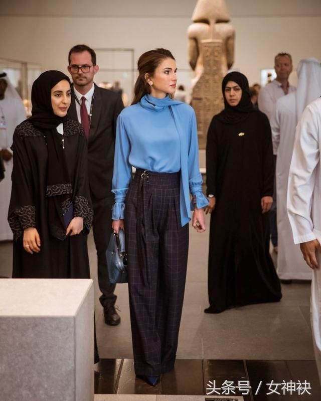 跟王室学职场着装，最美王后拉尼娅的时尚进化