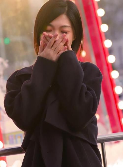  『短袖』街拍：软玉温香的美女，一件白色短袖配清爽纱裙，时尚清新气质
