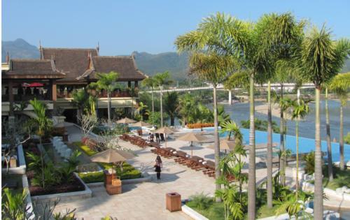 西双版纳望天树景区，有国内独一无二的树冠走廊，是一座天然的氧